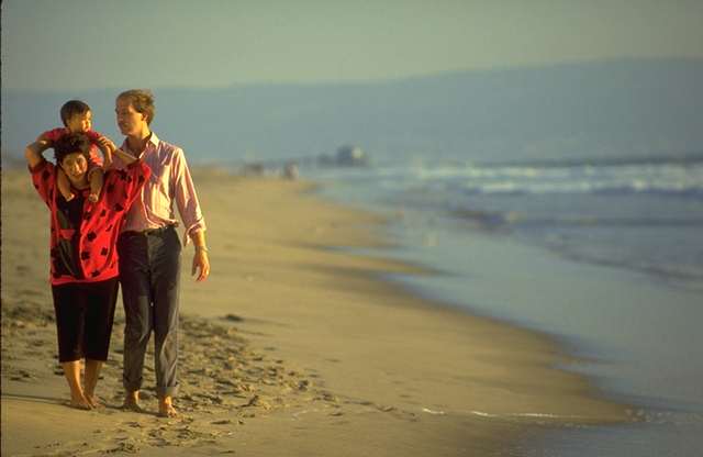 Familia caminando por la playa